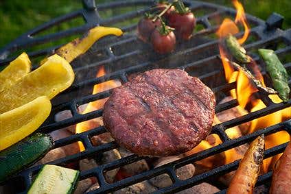 Příprava na grilu ManaBurger na grilu