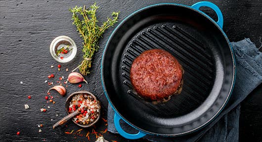 Příprava na pánvi ManaBurger na pánvi