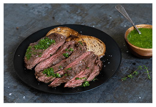 Flank steak s bylinkovou salsou a česnekovým chlebem