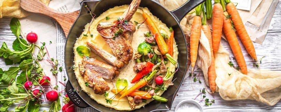 Vepřový tomahawk steak s hořčičnou omáčkou, zelenými fazolkami a bramborovým pyré
