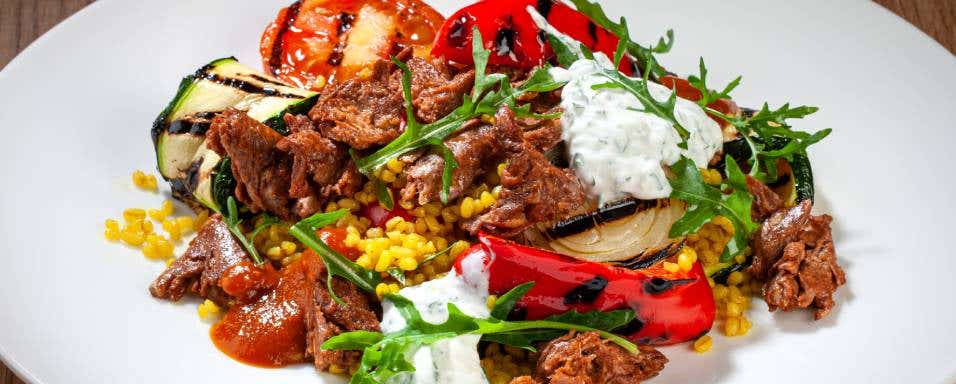 Salát s veggie trhaným, bulgurem a grilovanou zeleninou