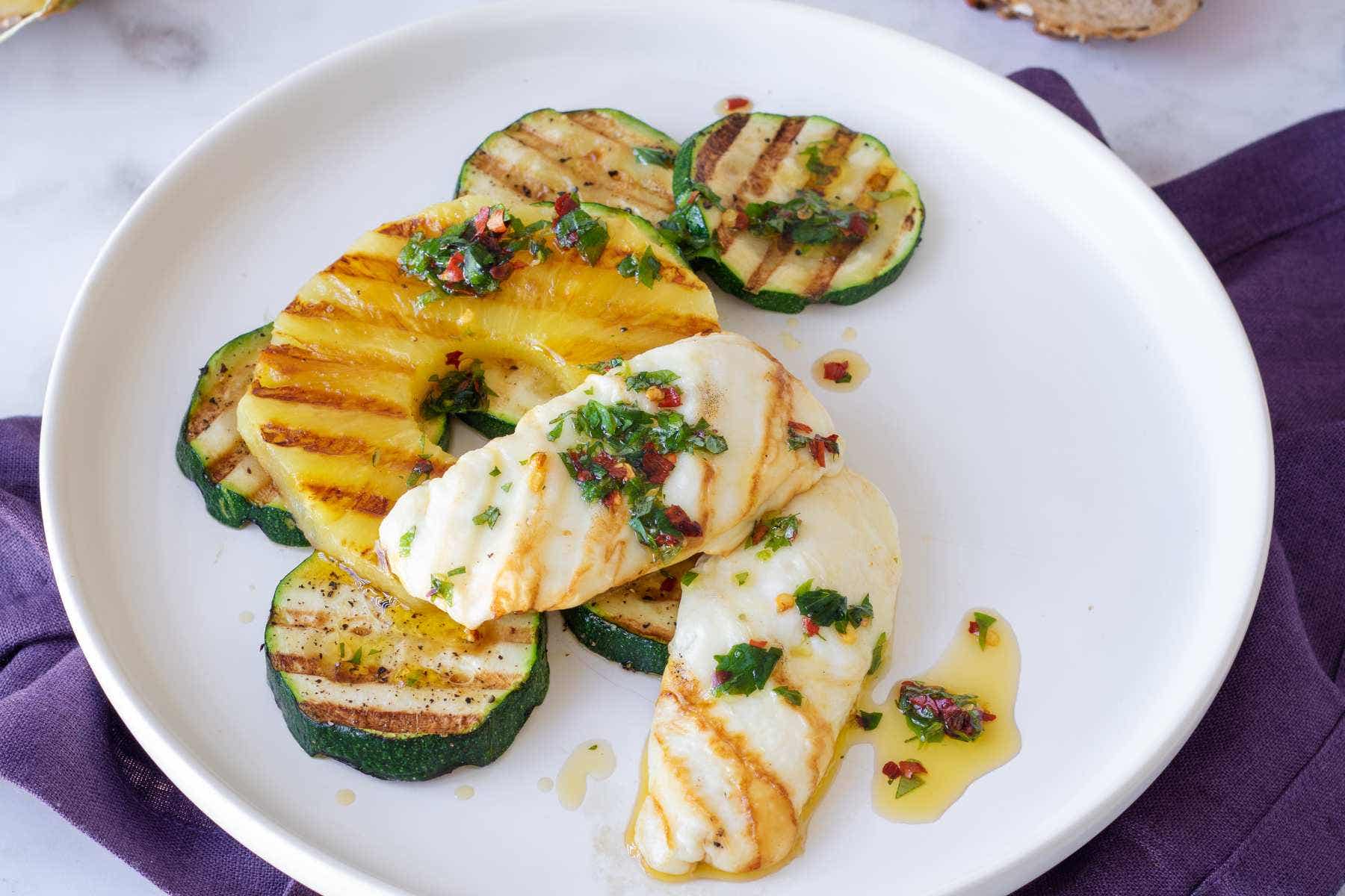 Grilovaný halloumi sýr s ananasem a cuketou