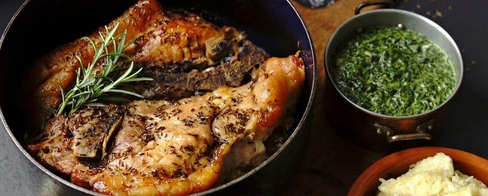 Pečené vepřové ocásky Authentic se špenátem a chlupatými knedlíky