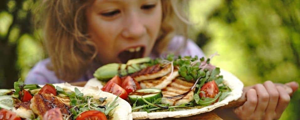 Pita chleba s halloumi a čerstvou zeleninou