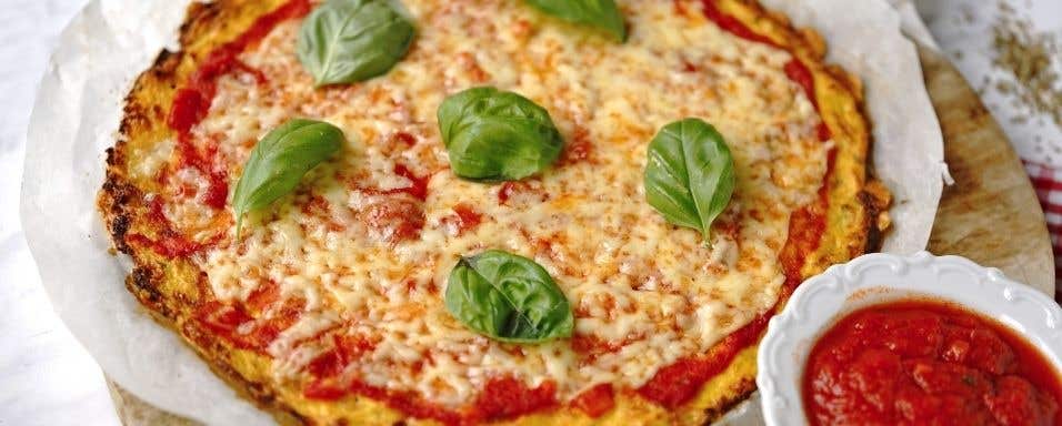 Pizza z květákového těsta (bezlepková)