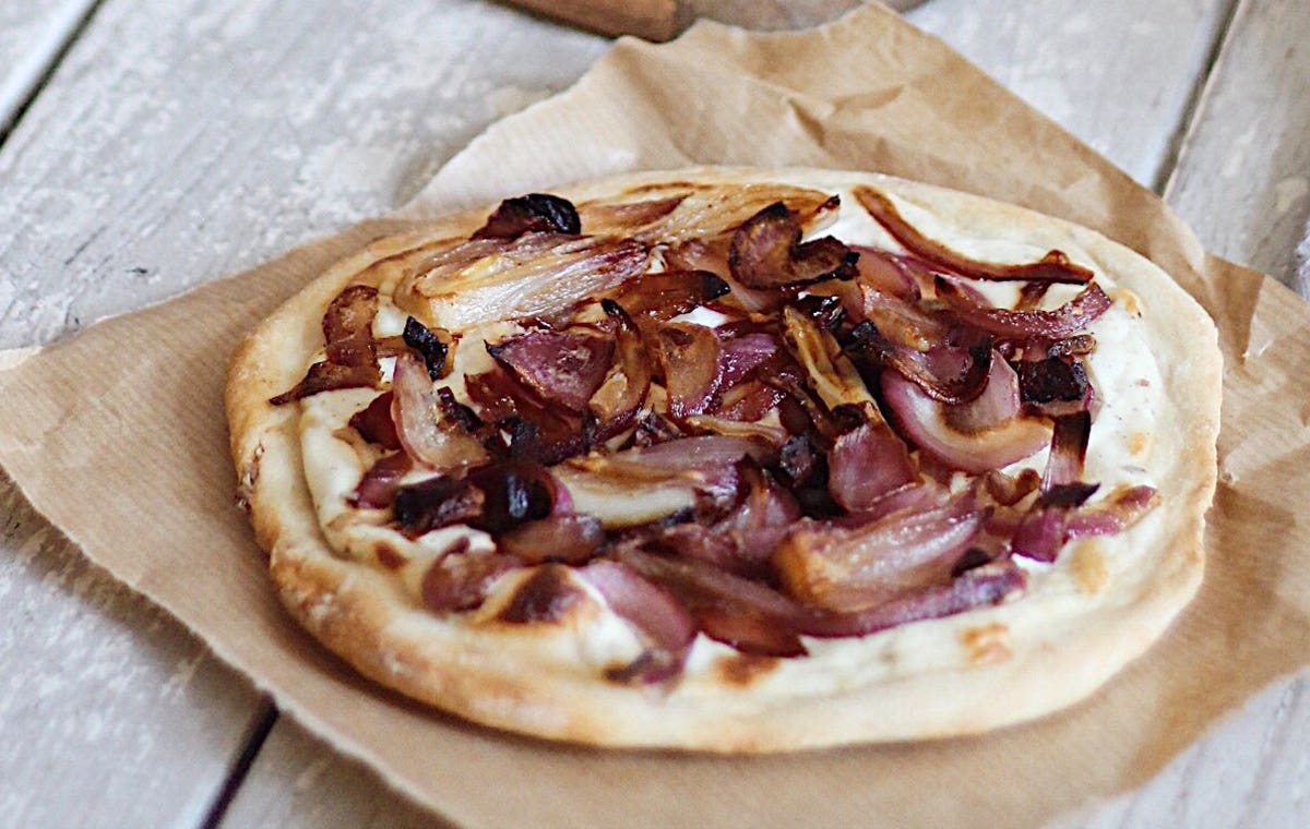 Alsaský cibulový koláč (Tarte flambée)