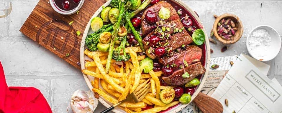 Hovězí steak s omáčkou z portského vína, višněmi a pistáciemi s domácími hranolky