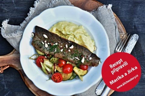 Filet ze pstruha s česnekovou bramborovou kaší a letní zeleninou