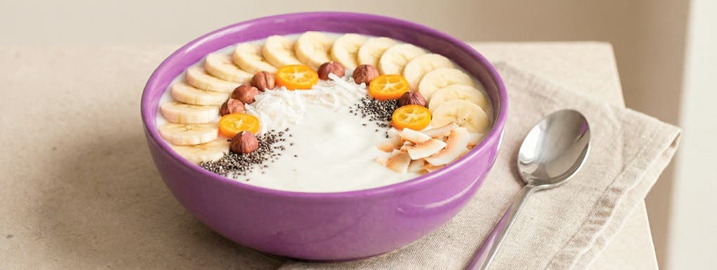 Smoothie bowl s ovesnými vločkami a kokosem