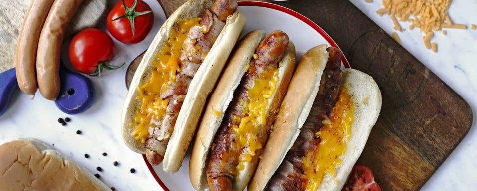 Hot dog se slaninou a čedarem