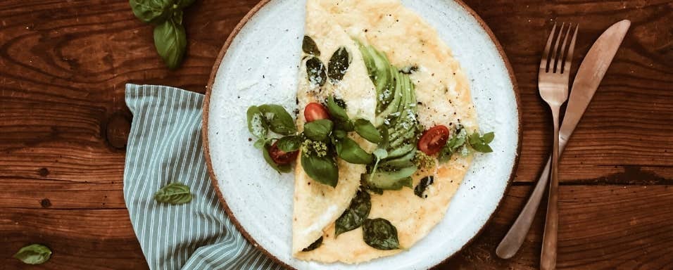 Omeleta s bazalkou a parmezánem