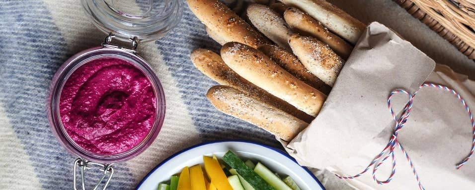 Chlebové tyčinky, zeleninové hranolky a hummus s červenou řepou