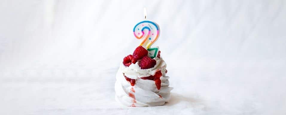 Mini pavlova s jahodovou omáčkou a malinami