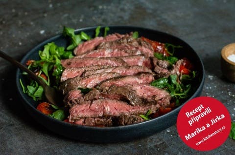 Rib eye steak se salátem s grilovanou paprikou a rajčaty