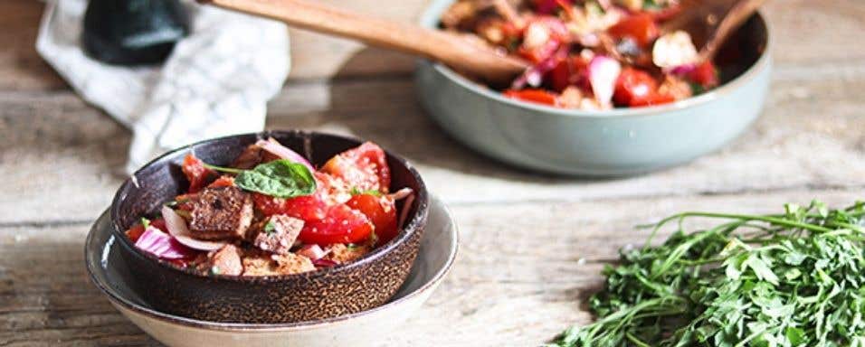 Salát panzanella s mozzarellou