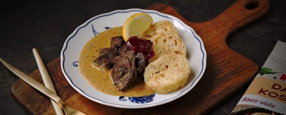 Dančí kostky sous-vide na smetaně s hrnkovým knedlíkem