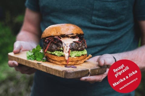 Hovězí burger s avokádem a chilli majonézou