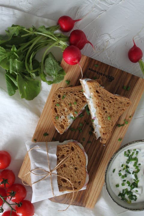 Sendvič s tvarohovo-pažitkovou pomazánkou
