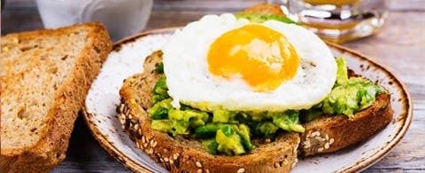 Vajíčkový toast s avokádem