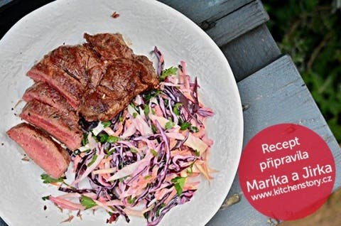 Hovězí steak se salátem coleslaw