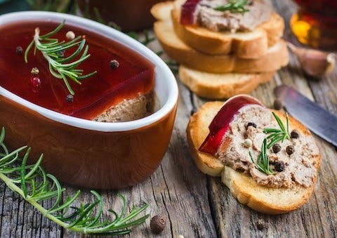 Kuřecí játrová paštika s vinnou želatinou