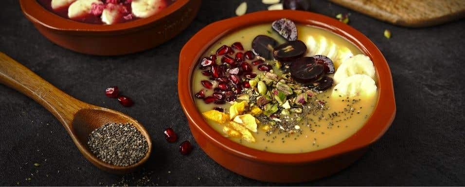 Smoothie bowl s mangem a zázvorem