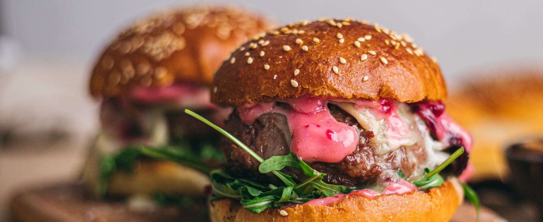 Burger s kozím sýrem a řepovým chipsem