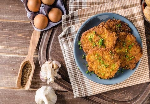 Farmářský bramborák s česnekovou omáčkou