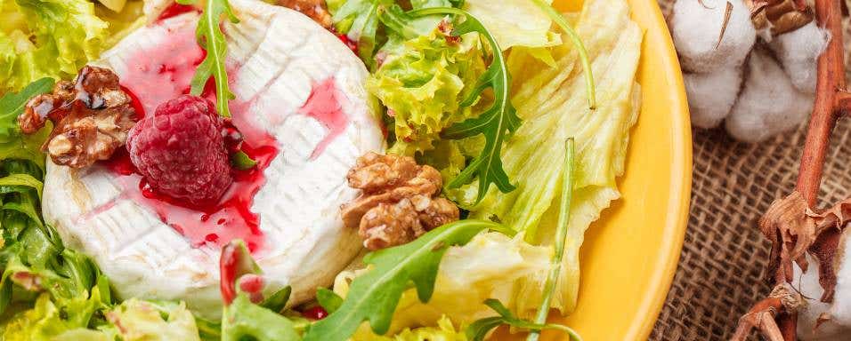 Grilovaný hermelín s malinami a vlašskými ořechy