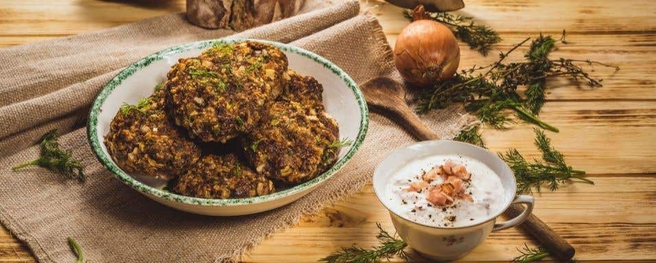 Pečené hovězí karbanátky se slaninovo-jogurtovým dipem