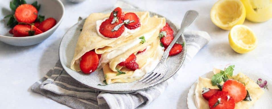 Palačinky s citronovou náplní, šlehačkou a jahodami