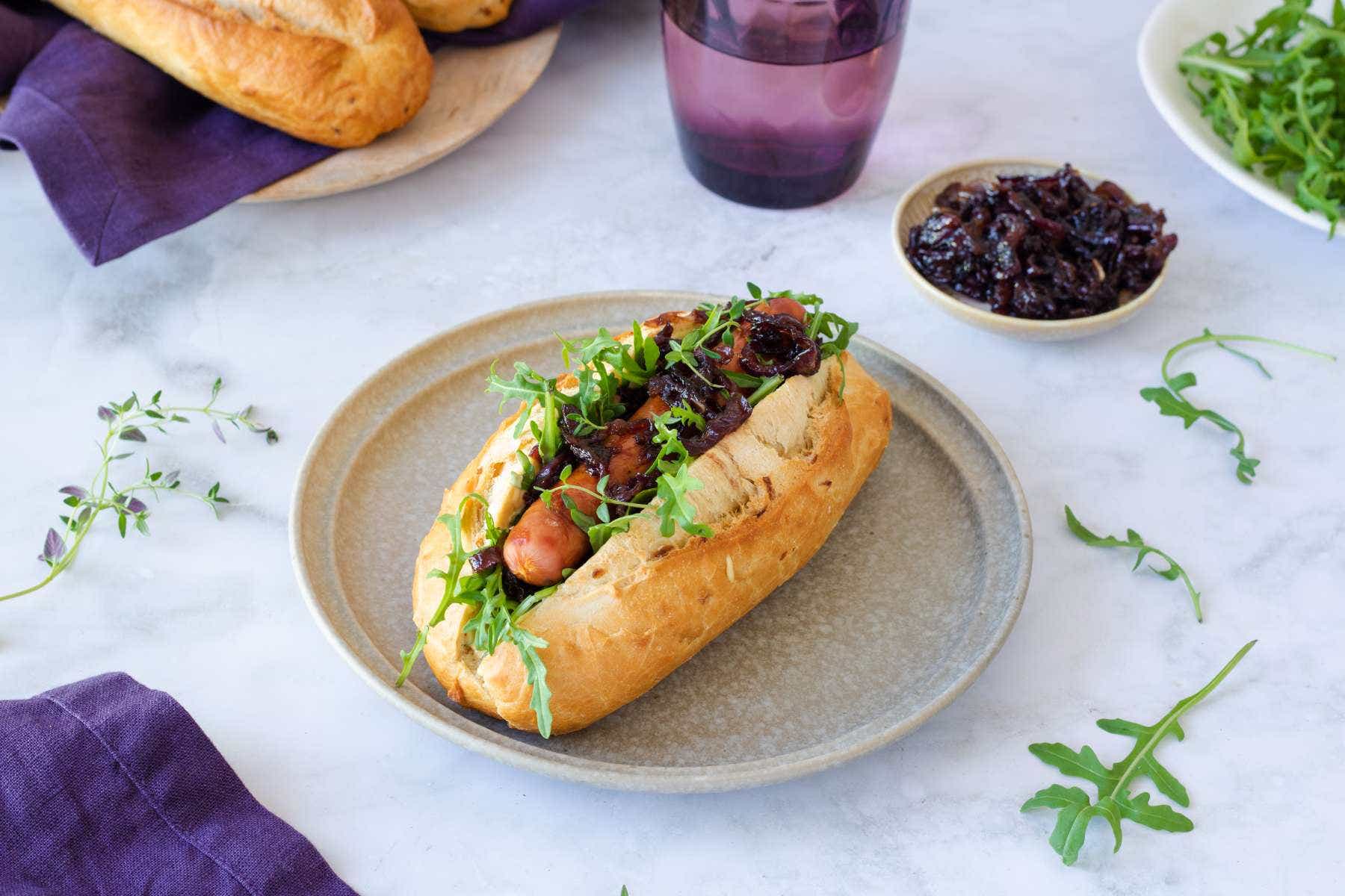 Klobáskový hotdog s karamelizovanou cibulí
