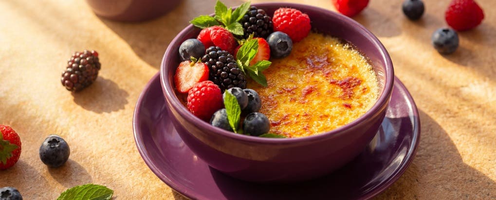 Crème brûlée s letním ovocem
