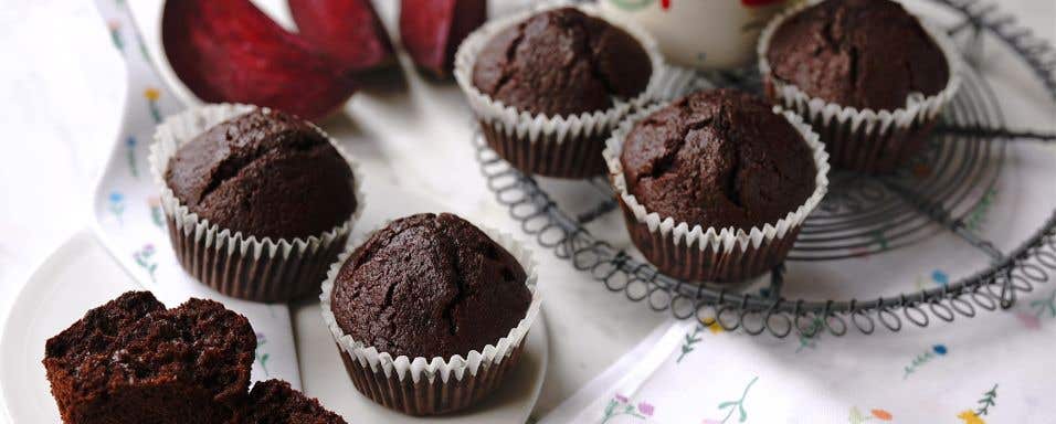 Čokoládové muffiny s červenou řepou