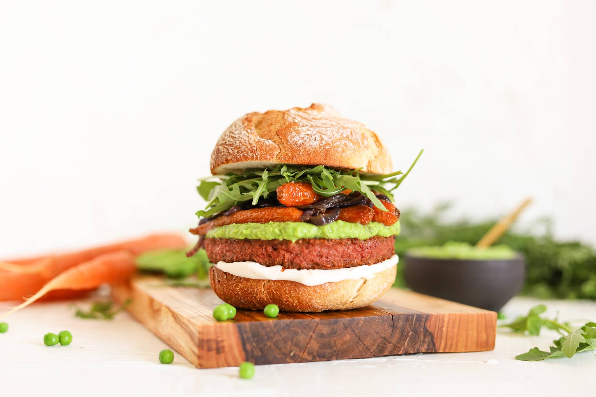 Vegan burger s hráškovým pyré a zkaramelizovanými baby mrkvičkami