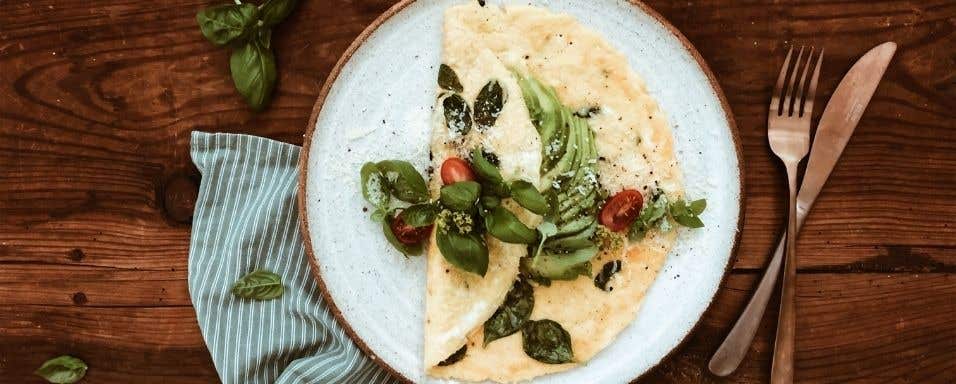Omeleta s bazalkou a parmezánem