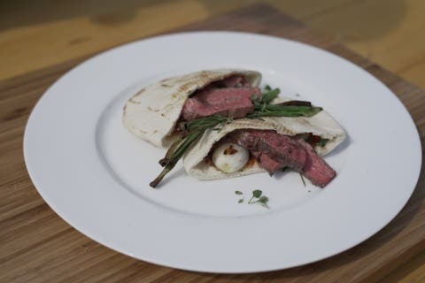 Košík na grilu - Hovězí flank steak s domácí BBQ omáčkou