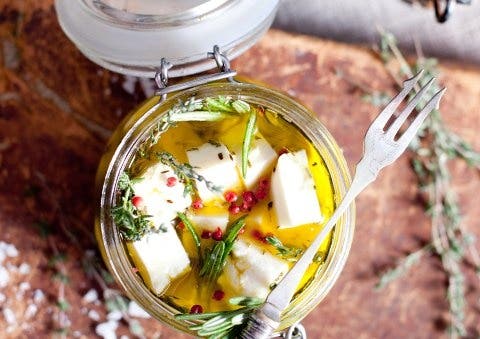 Marinovaná feta s olivami a rozmarýnem