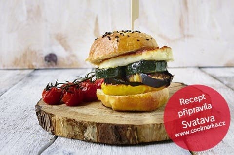 Vege burger s grilovanou zeleninou a sýrem Haloumi