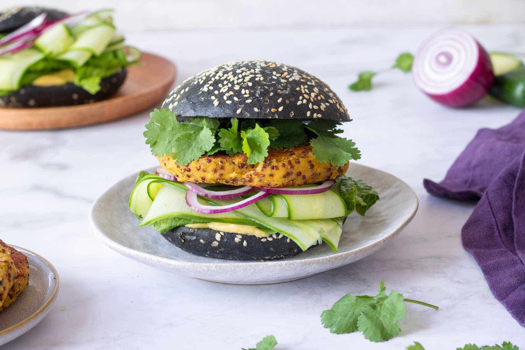 Vegetariánský burger s čočkovo-quinoovým karbanátkem