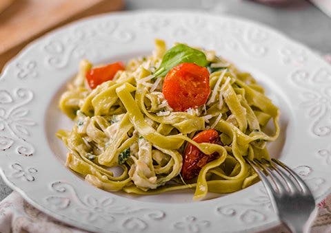 Tagliatelle se sýrem brie a bazalkou