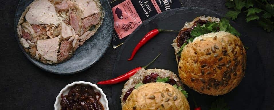 Bulka s tlačenkou a karamelizovanou cibulkou