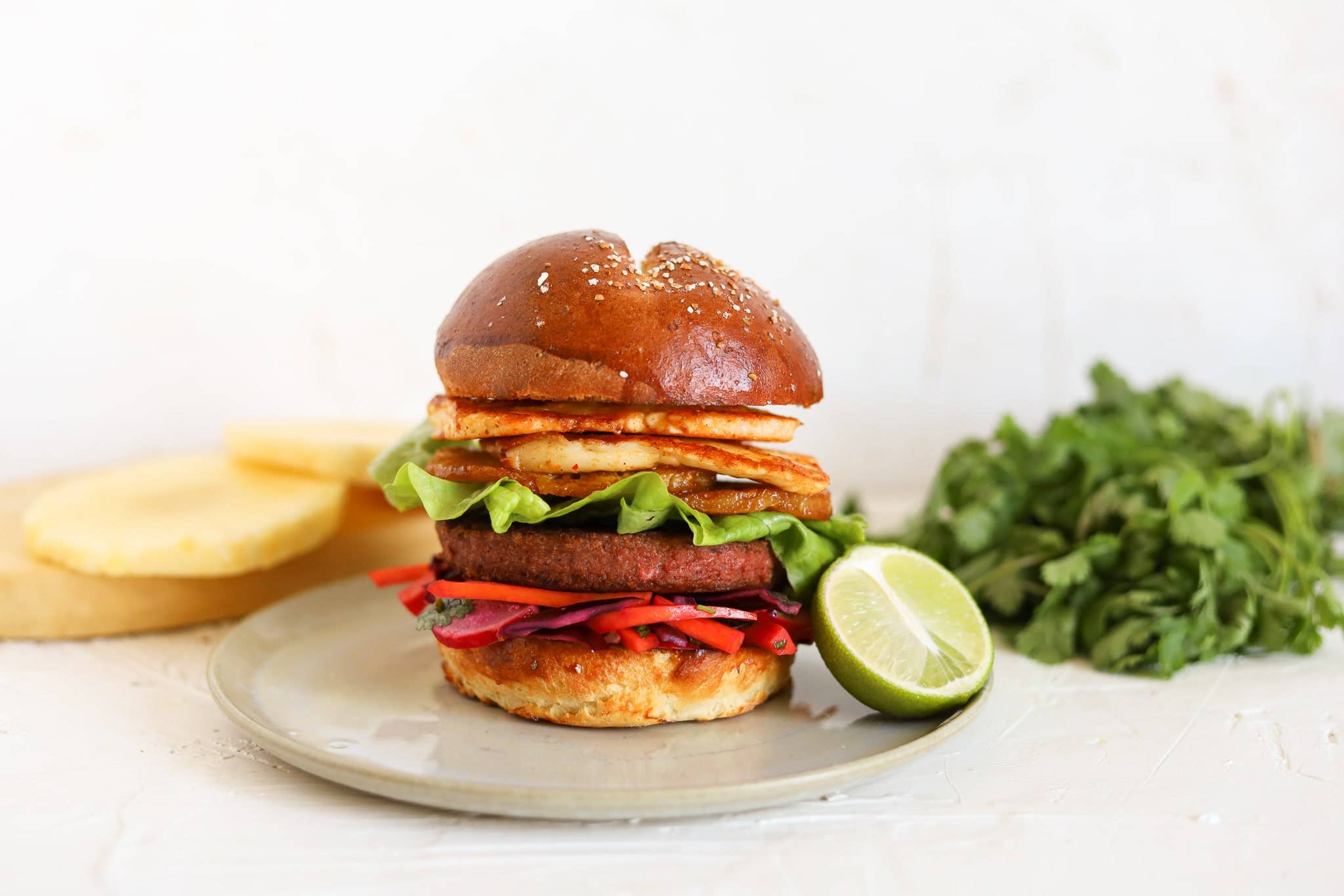Halloumi burger s grilovaným ananasem a zelným salátem