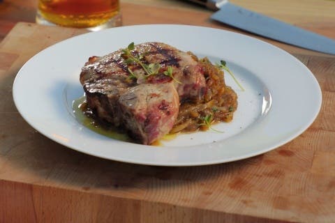 Košík na grilu - Vepřový T-bone steak s dušenou cibulí na černém pivu