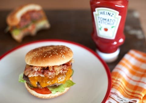Hovězí hamburger se slaninou a čedarem
