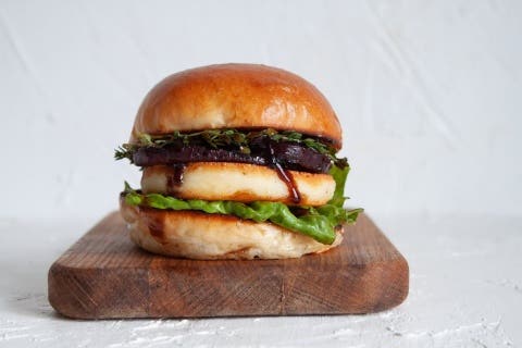 Burger s kozím sýrem a řepou