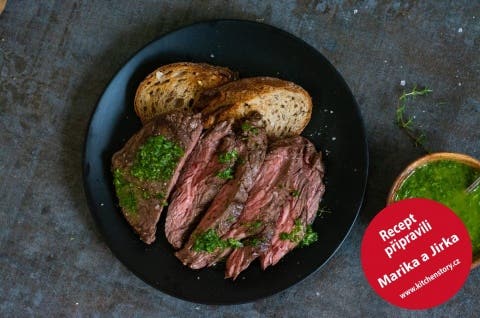 Flank steak s bylinkovou salsou a česnekovým chlebem