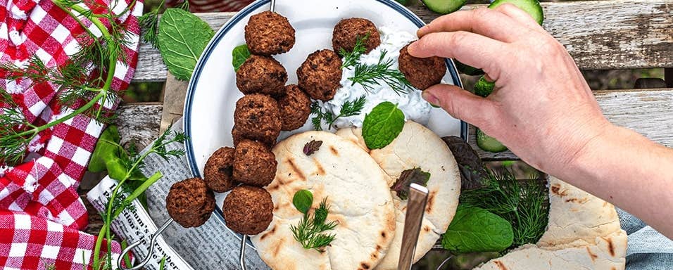 Veganský šašlik, tzatziki a pita