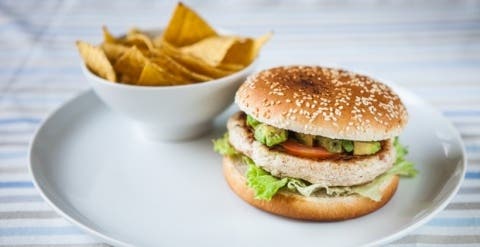 Kuřecí hamburger s avokádovou salsou a nachos