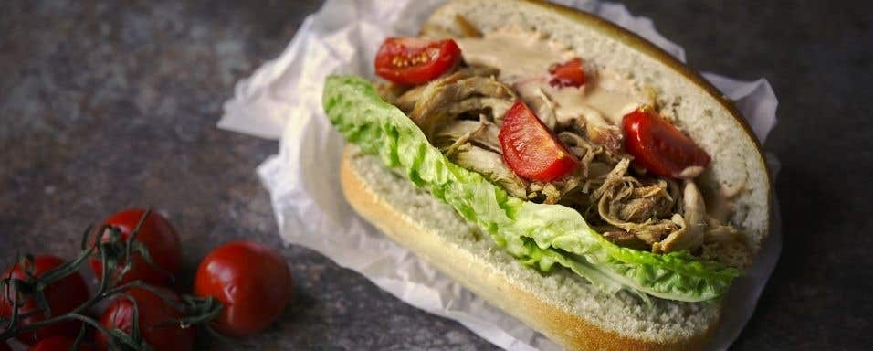 Trhané kuřecí maso s bagetou a čerstvou zeleninou
